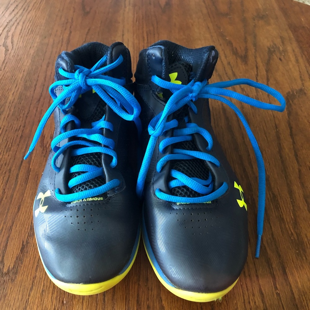 Boys basketball sneakers under armour EUC worn only 1 time